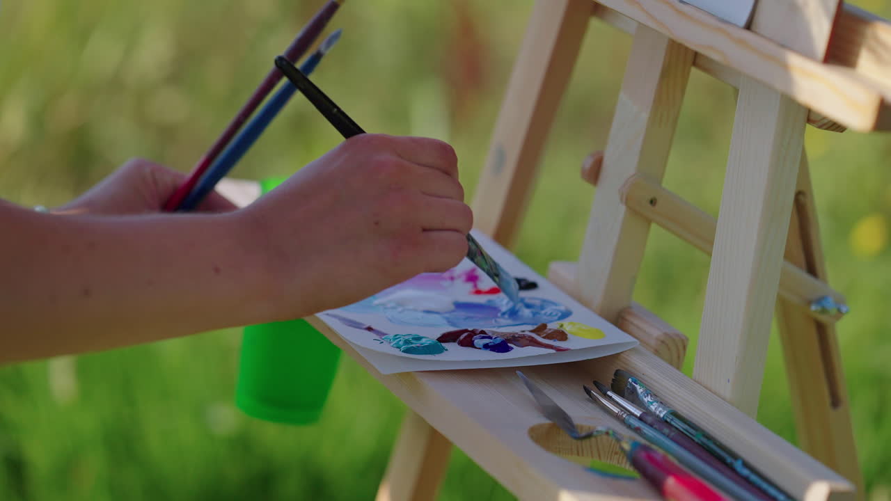 야외에서 그림을 그리는 여자