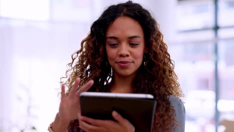 Business-woman-scroll-on-tablet-in-office