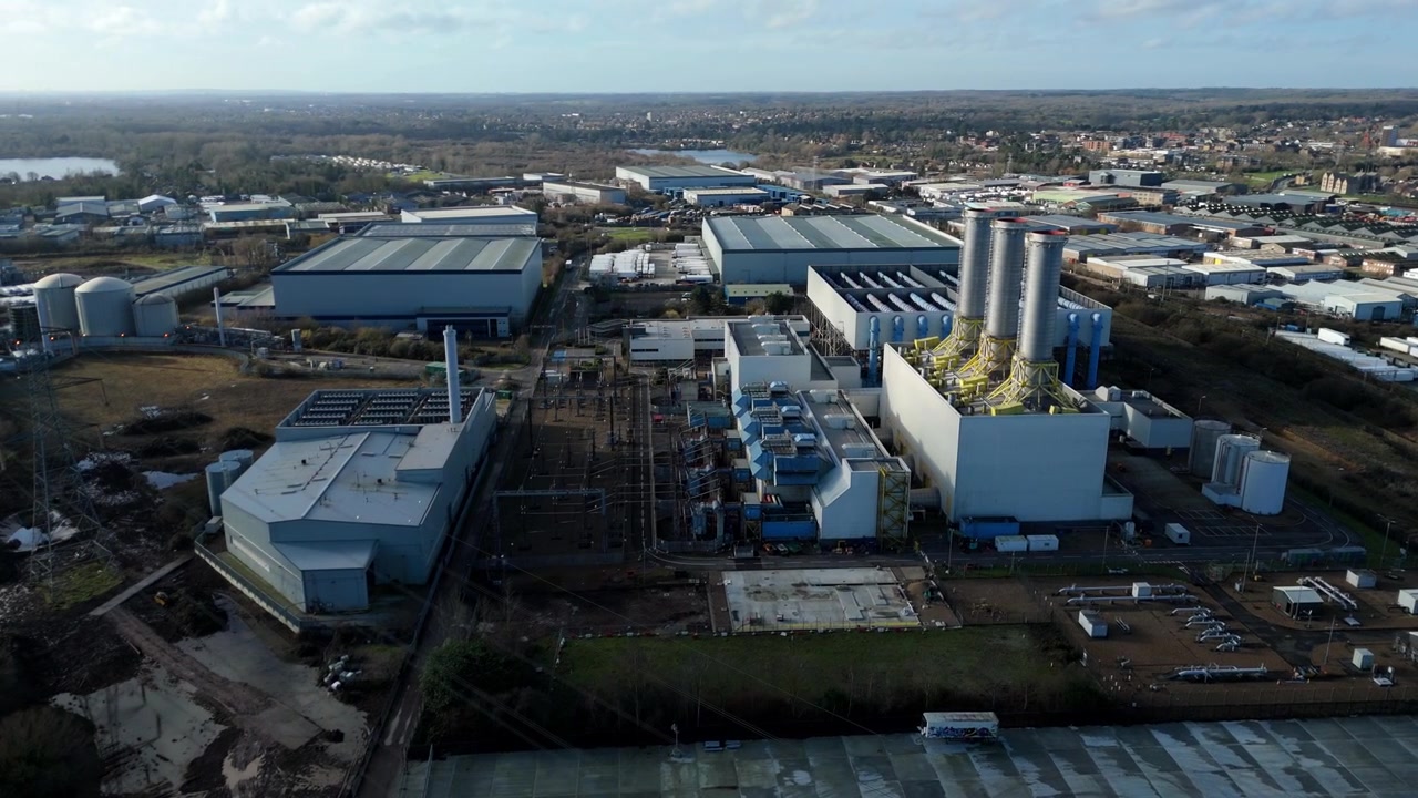 Vista drone di infrastrutture energetiche industriali e sistemi di generazione di energia nell'Hertfordshire.
