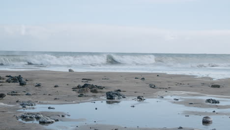 Las-Olas-Rompen-En-La-Orilla