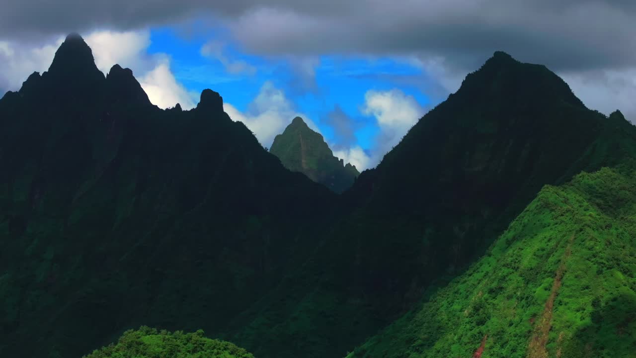 Teahupoo Vallee de Tautira River Valley Bay Vaitepiha village Tahiti island French Polynesia aerial drone jagged mountain Aorai peak canyon Aorai Taiarapu Taravao North Shore cloudy telephoto static