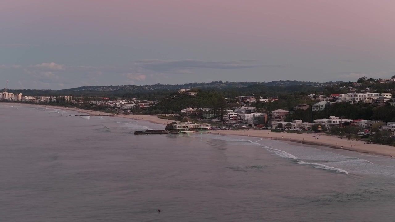 Onde dell'oceano a Currumbin Beach al tramonto nella Gold Coast, QLD, Australia - Ripresa con drone