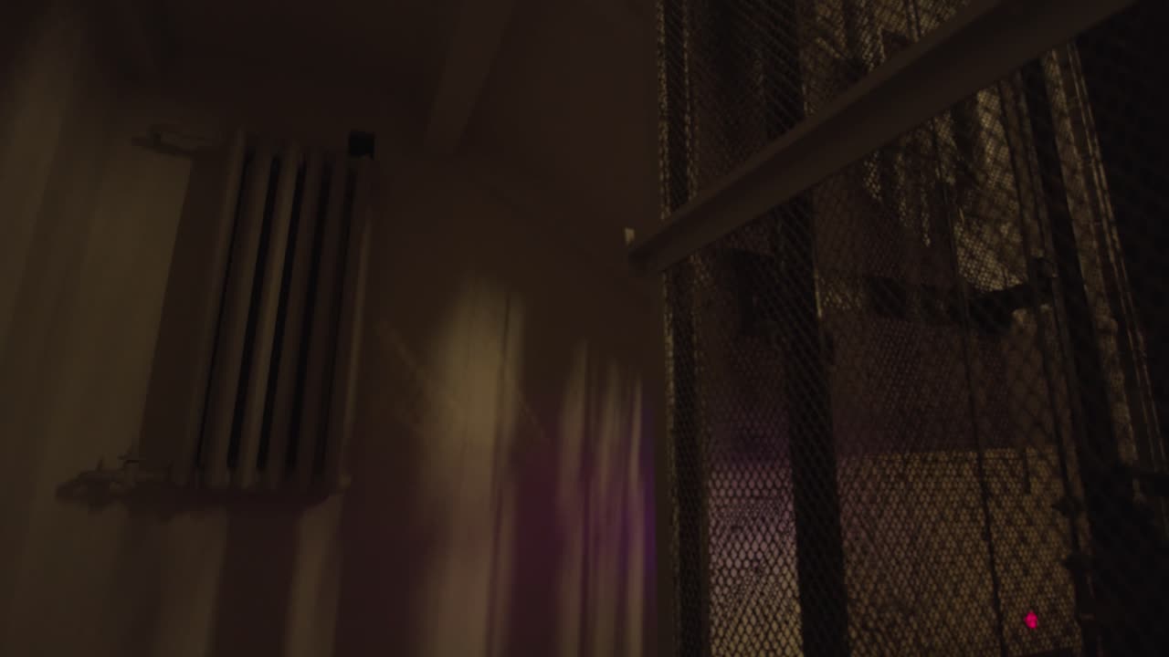 interior oscuro de la escalera con rejilla metálica y radiador