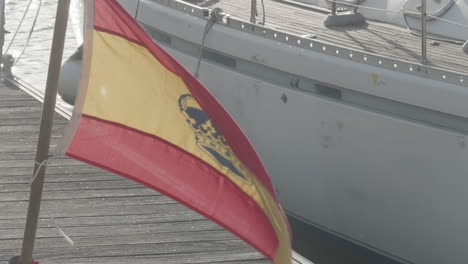 Flagge-Von-Spanien-Mit-Krone-In-Der-Albufera-Marina