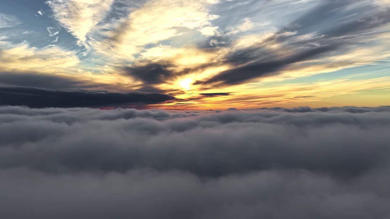 Oceano di nuvole ad alta quota all'alba con luce cinematografica.