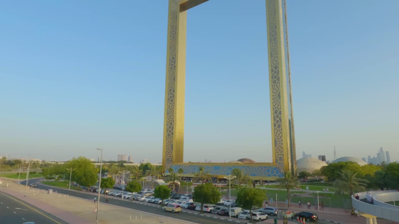 Scopri l'imponente Dubai Frame da cima a fondo.
