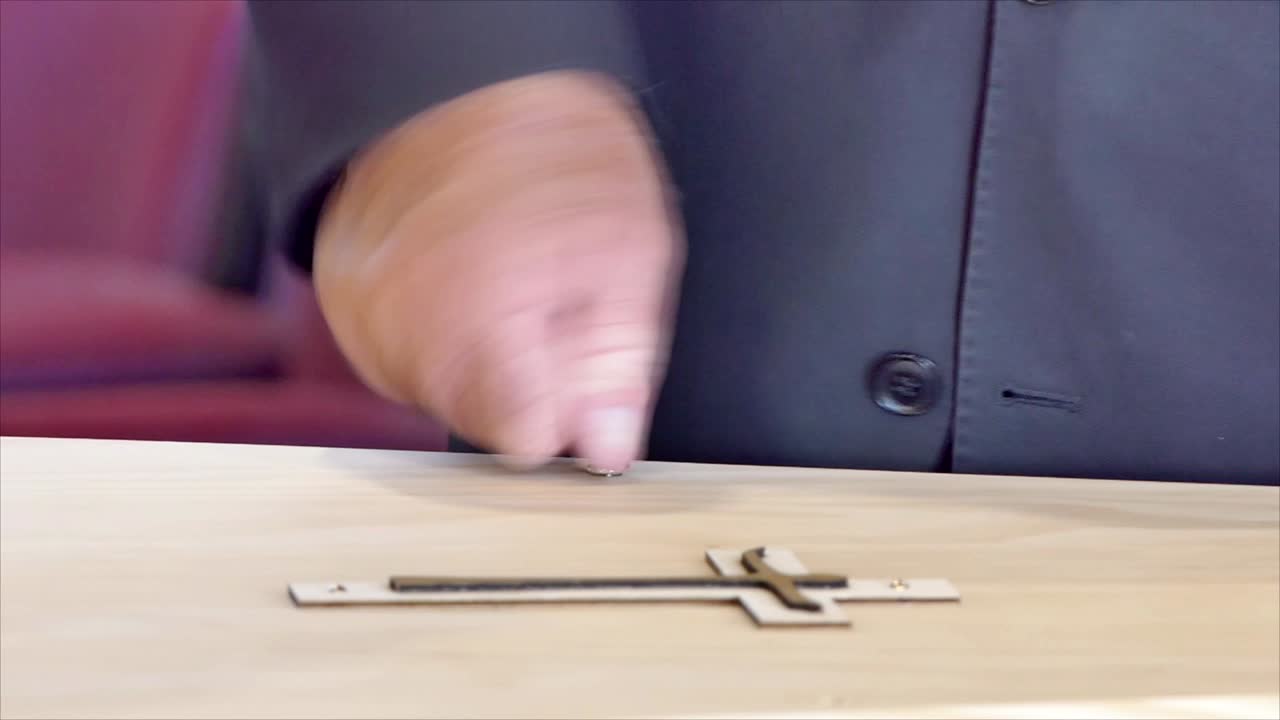 captura de pantalla de un ataúd funerario en un coche fúnebre o capilla o entierro en el cementerio