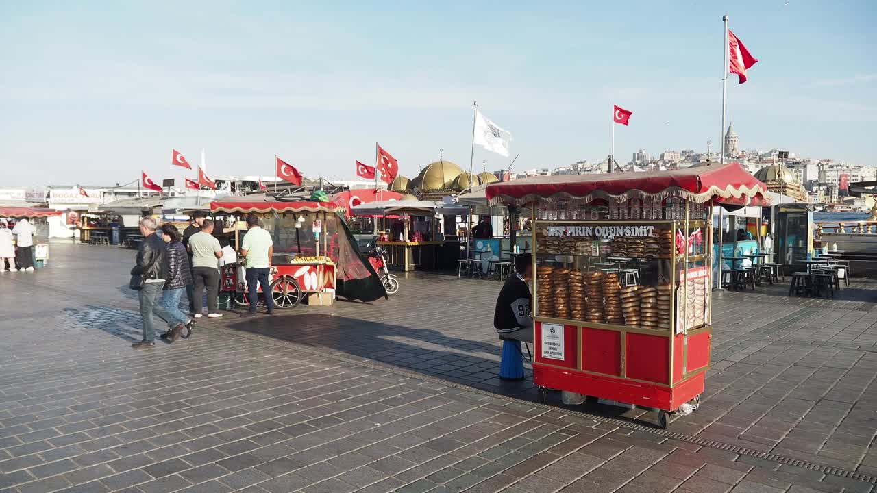 이스탄불의 거리 음식: 시미트 판매자 및 도시 풍경