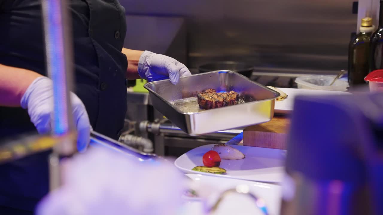 bistec y platillo de verduras, tiro de sartén cercano de una buena comida