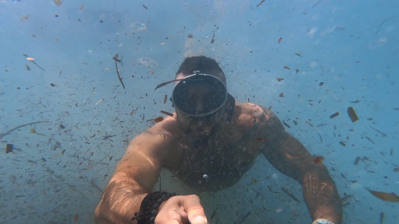 천천히 움직이는 바다에서 보호 안경을 착용한 프리다이빙