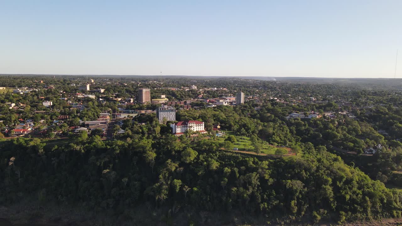 vista aérea panorámica de la ciudad de puerto iguazú, argentina