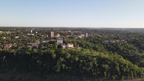 Vista-Aérea-Panorámica-De-La-Ciudad-De-Puerto-Iguazú,-Argentina