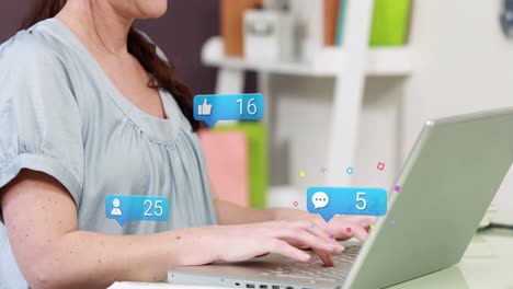 animación de iconos de las redes sociales con números crecientes sobre mujeres caucásicas que usan portátiles