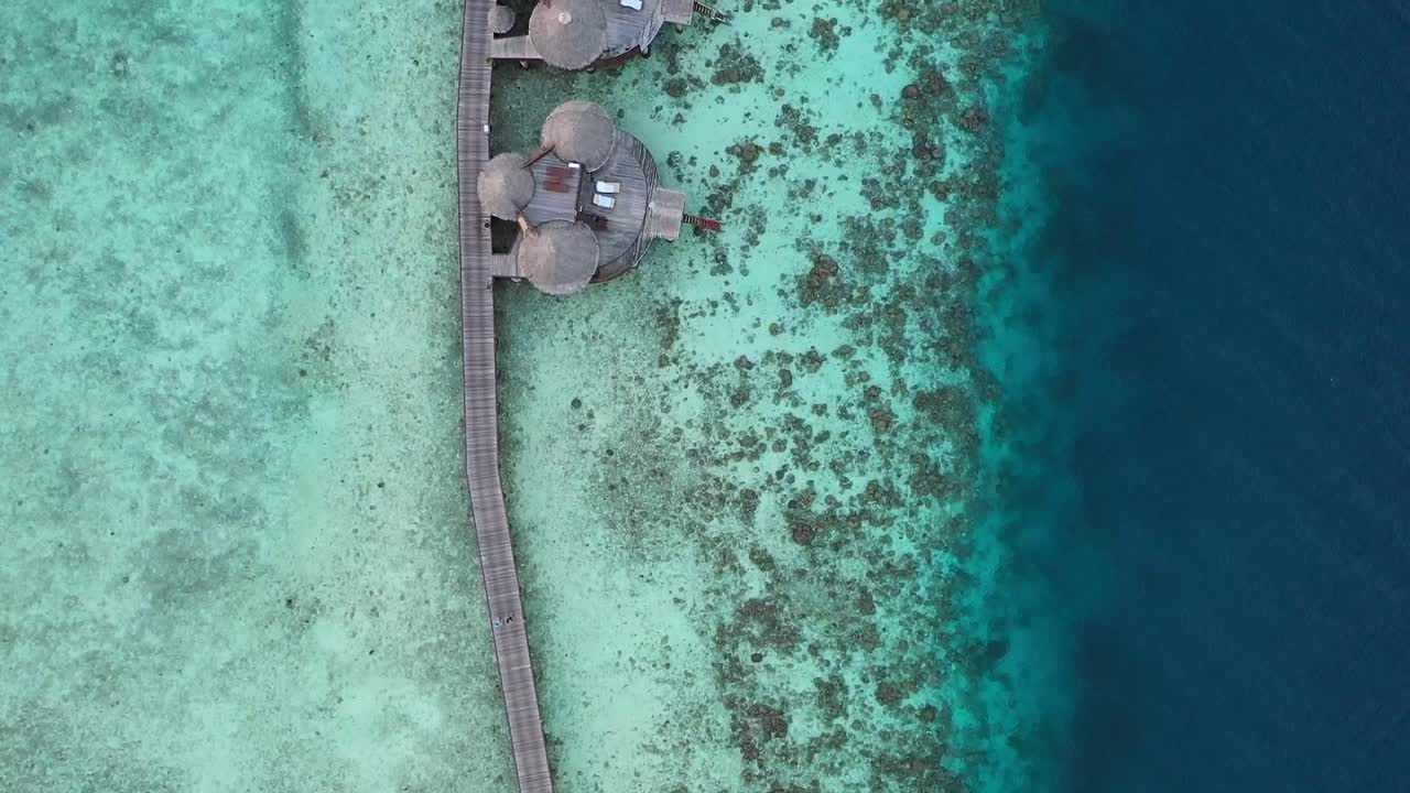 vista superior de la laguna azul, resort de la isla de maldivas