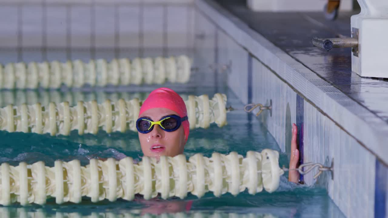 тренировка пловца в бассейне