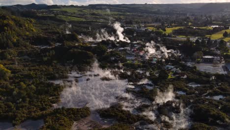 vapor caliente por encima de un parque volcánico geotérmico único