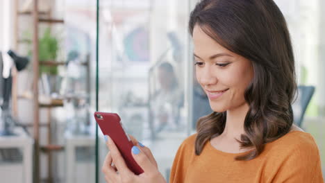 mujer de negocios usando una aplicación de teléfono inteligente conectando un dispositivo digital en una oficina moderna