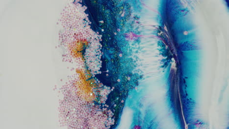 explosión de líquido de mezcla de color azul sobre pintura blanca abstracta