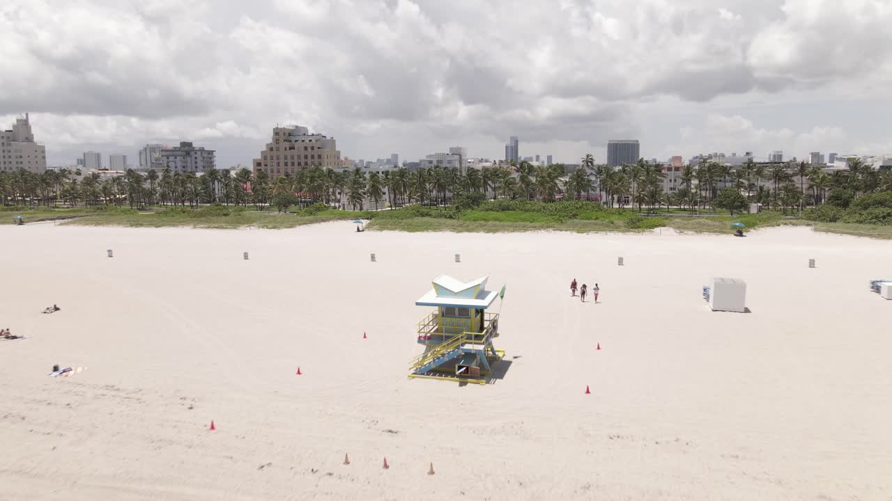vuelo aéreo sobre la cabaña de salvavidas hacia los edificios de south beach miami