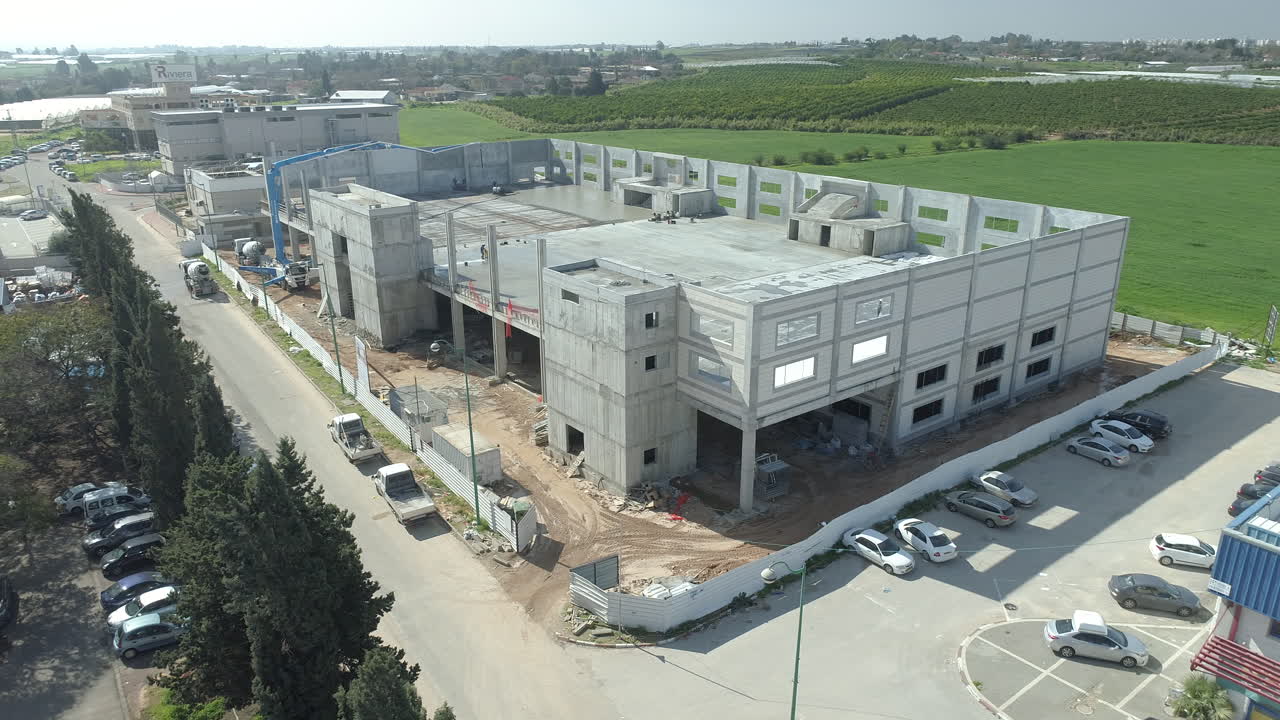 edificio en construcción de cemento en un área en construcción