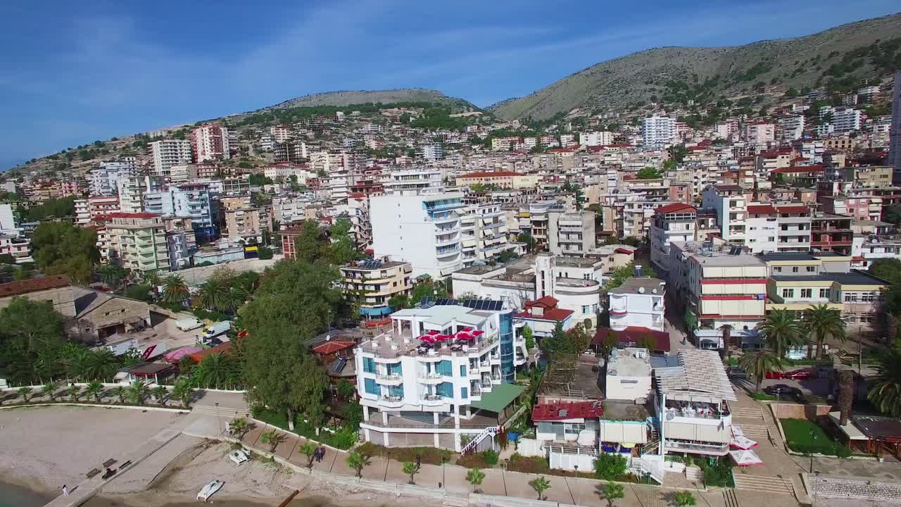 bonita toma aérea de la ciudad turística de sarande en la costa de albania 4