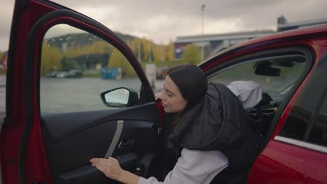 Mujer-Saliendo-De-Un-Vehículo-Para-Cargar-Un-Vehículo-Eléctrico