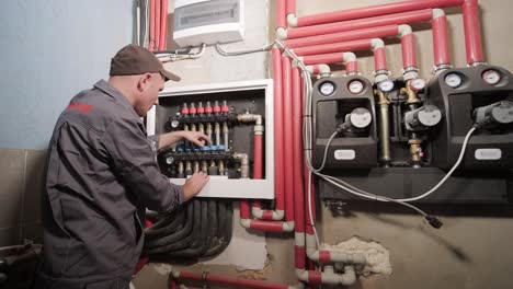 técnico de hvac instala sistemas de calefacción, ventilación y aire acondicionado en el sitio