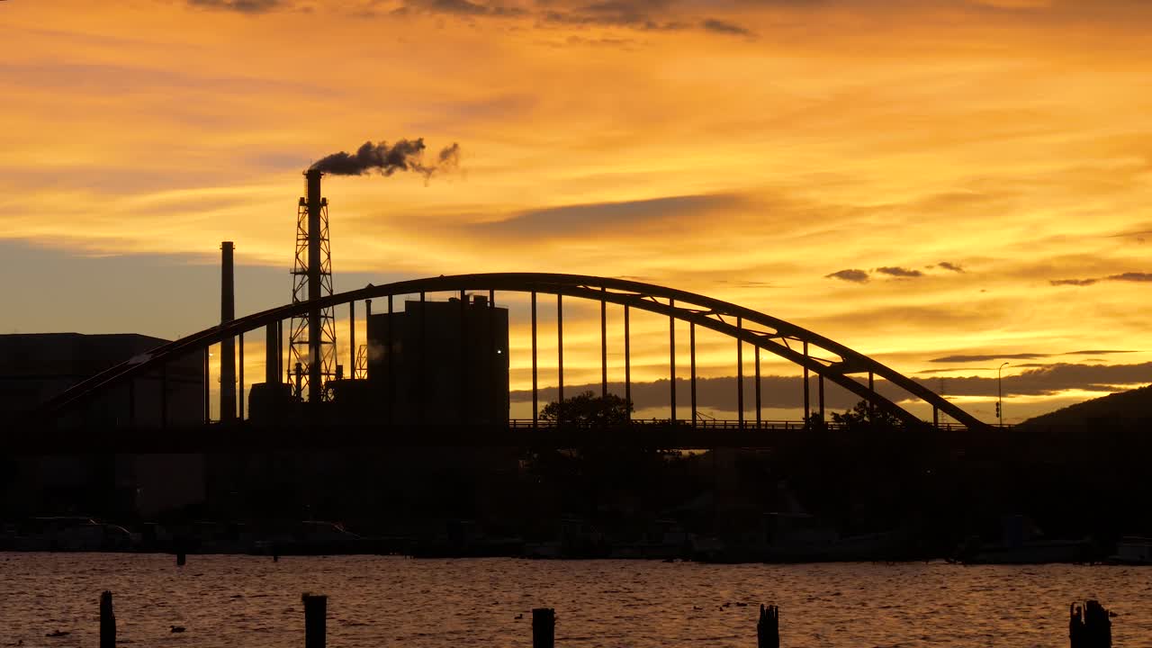 silueta de un puente en takaoka toyama japón