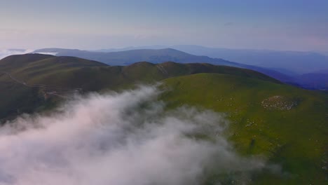 無人機空中拍攝,雲端在黎明時爬過山地高原