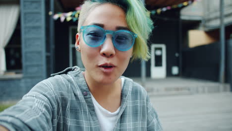 mujer joven tomando una selfie al aire libre