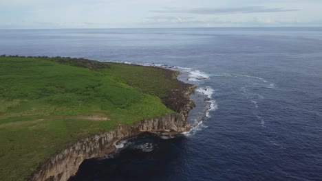 tomada de un avión no tripulado de las olas que se estrellan a lo largo del acantilado de banzai