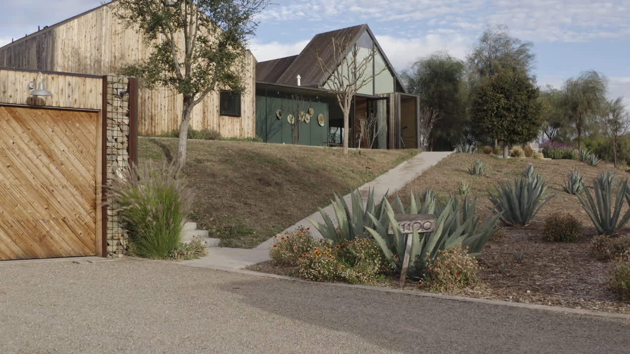 disparo de drone de coche negro que regresa a casa después de conducir