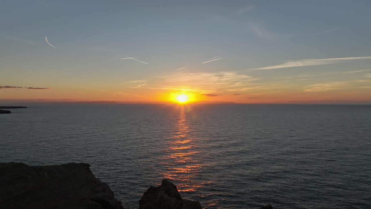 puesta de sol sobre el mar mediterráneo desde el faro de punta nati en menorca