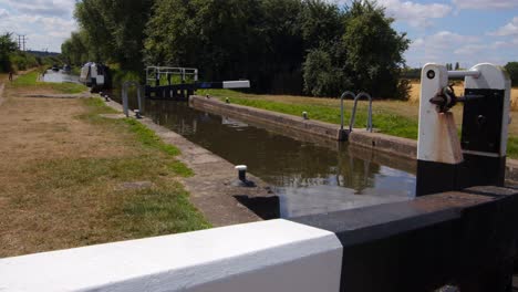 Wide-Shot-Off-Aston-Lock-Am-Trent-And-Mersey-Canal-Mit-Altem,-Schmalem-Boot,-Das-In-Die-Schleuse-Einfährt