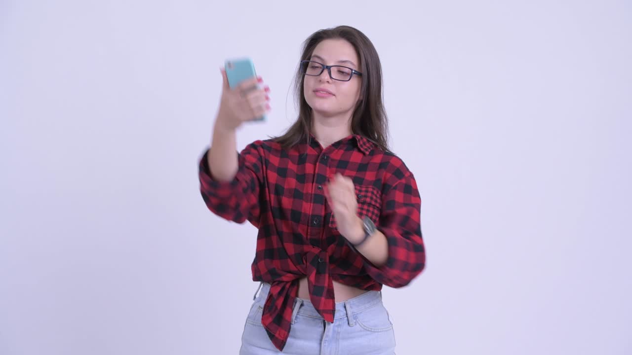feliz joven hermosa mujer hipster con teléfono