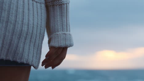 Cerrar-Mano-Mujer-En-La-Playa-Mirando-El-Horizonte-Pacífico-Concepto-De-Ansiedad-De-Contemplación-Junto-Al-Mar