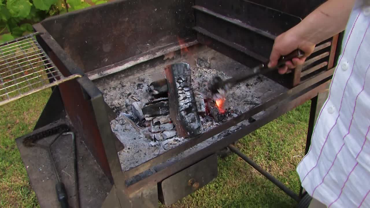 preparando el fuego para barbacoa o braai
