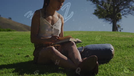 múltiples alfabetos flotando contra una mujer afroamericana leyendo un libro sentada en la hierba