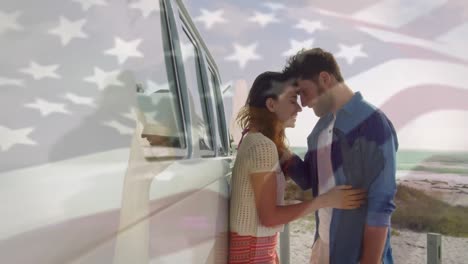 animación de agitar la bandera de ee.uu. sobre una pareja divirtiéndose en la playa