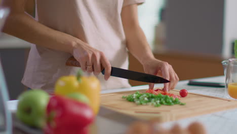 Mujer-Cortando-Comida-En-La-Cocina