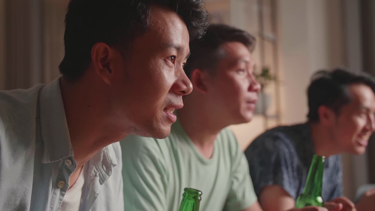 친구들이 경기를 보고 있습니다.