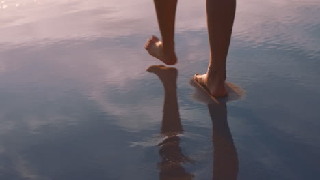 Nahaufnahme-Der-Füße-Einer-Frau,-Die-Bei-Sonnenuntergang-Barfuß-Am-Strand-Läuft-Und-Fußspuren-Im-Sand-Hinterlässt.-Weibliche-Touristin-Im-Sommerurlaub