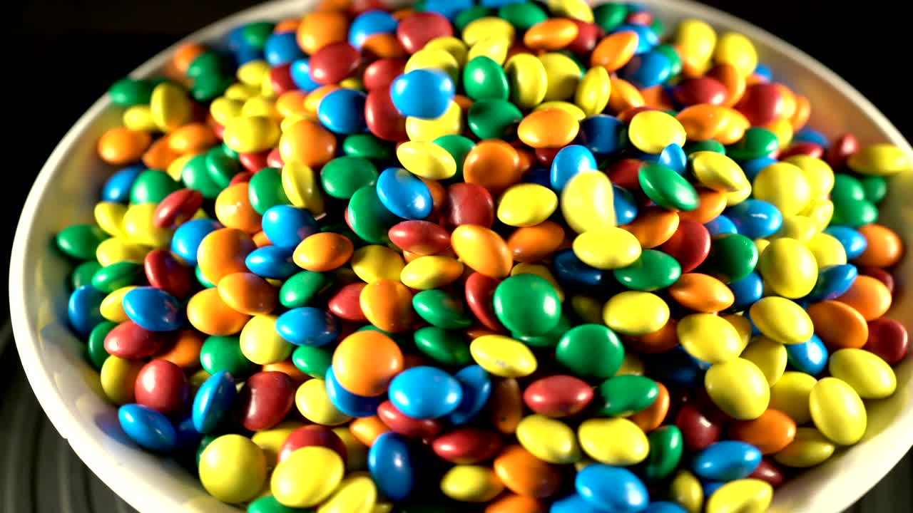 사랑스럽고 맛있는 다채로운 사탕 가까이에 회전 테이블