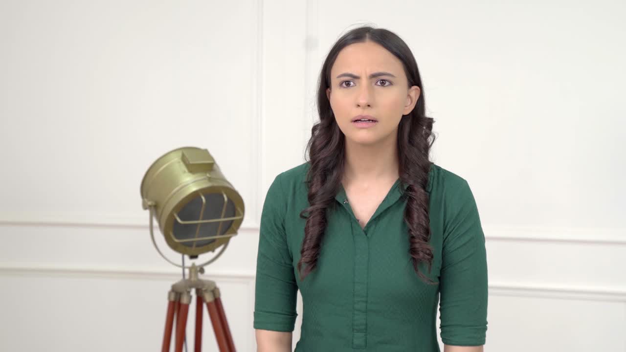 una chica india conmocionada recibiendo grandes noticias