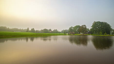 Hermosa-Puesta-De-Sol-Y-Lluvia-En-El-Lago,-Casas-En-La-Orilla