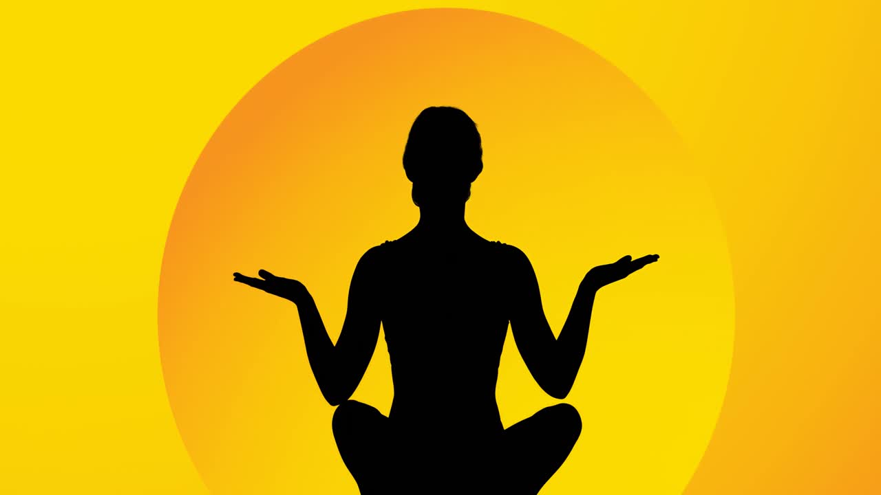 animación de una mujer meditando silueta sobre fondo amarillo