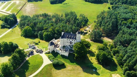 castillo medieval bobolice, polonia. concepto aéreo