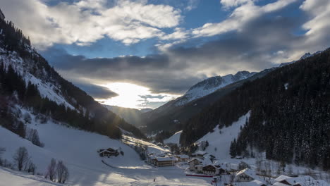 Schöner-Sonnenaufgang-In-Einem-Tal-In-Südtirol,-Italien