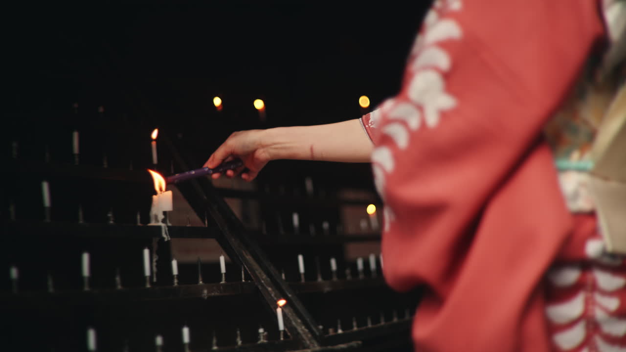 Accendere candele in un tempio