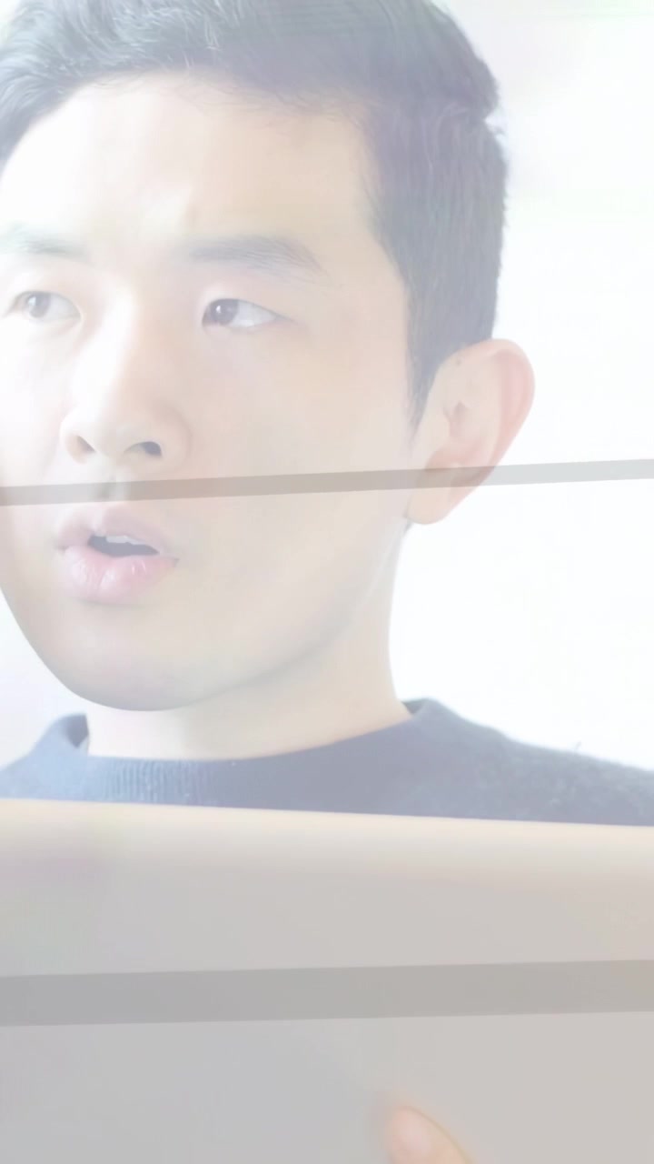 縦型動画：着信中の男性がタブレットと電話を使い、画面をタップしながらビジネスデータを説明している。